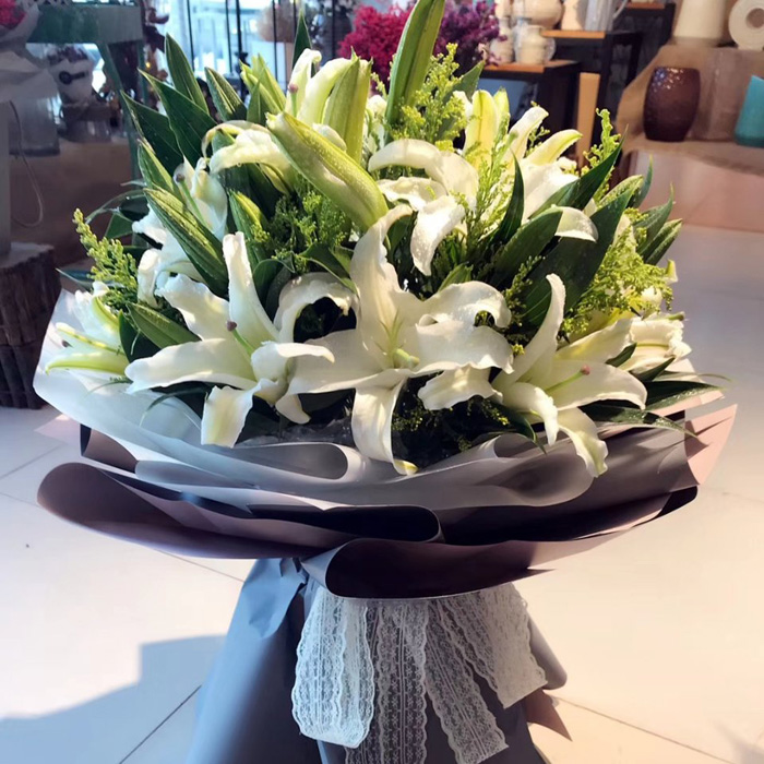 純白百合花束，象征純潔與神圣的祝福