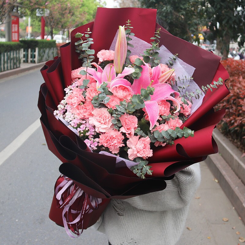 粉色康乃馨花束，象征不朽的母愛與溫柔祝福